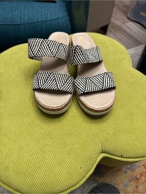Bzees Black and White Patterned Slide Sandals